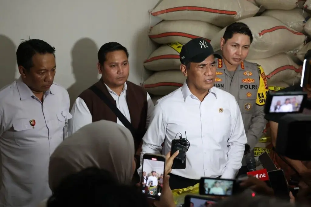 Menteri Pertanian Andi Amran Sulaiman meninjau lokasi dugaan pengoplosan beras SPHP di Toko Beras Kayumanis, Jakarta Timur. (Dok. Kementan)