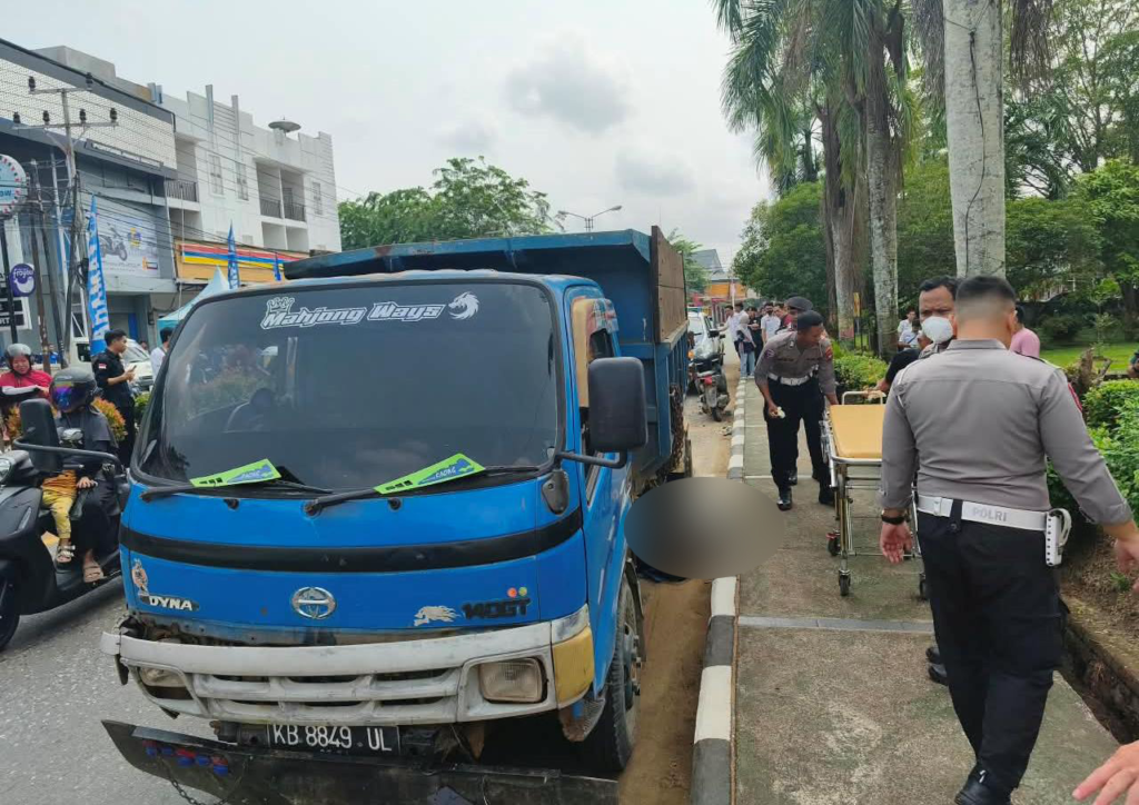 Kecelakaan mobil Toyota dan sepeda motor Yamaha Freego di Jalan Jenderal Sudirman, depan Balai Betomu Sanggau, yang menewaskan pengendara lansia. (foto: Res-Sgu)
