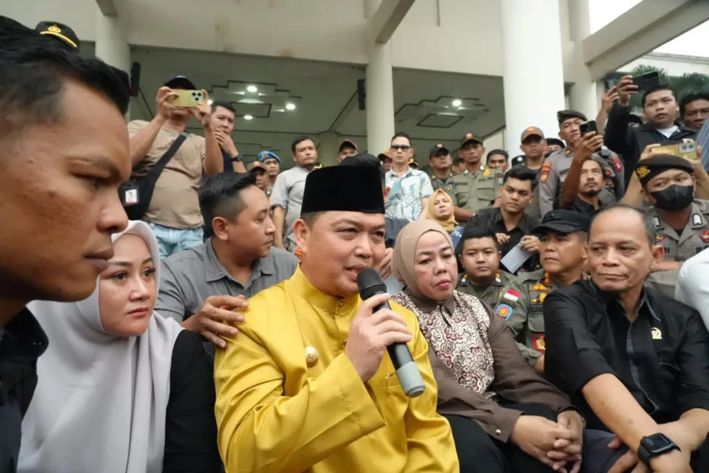 Gubernur Kalbar Ria Norsan berdialog dengan mahasiswa Aliansi Kalbar Revolusi di depan Gedung DPRD Kalbar.