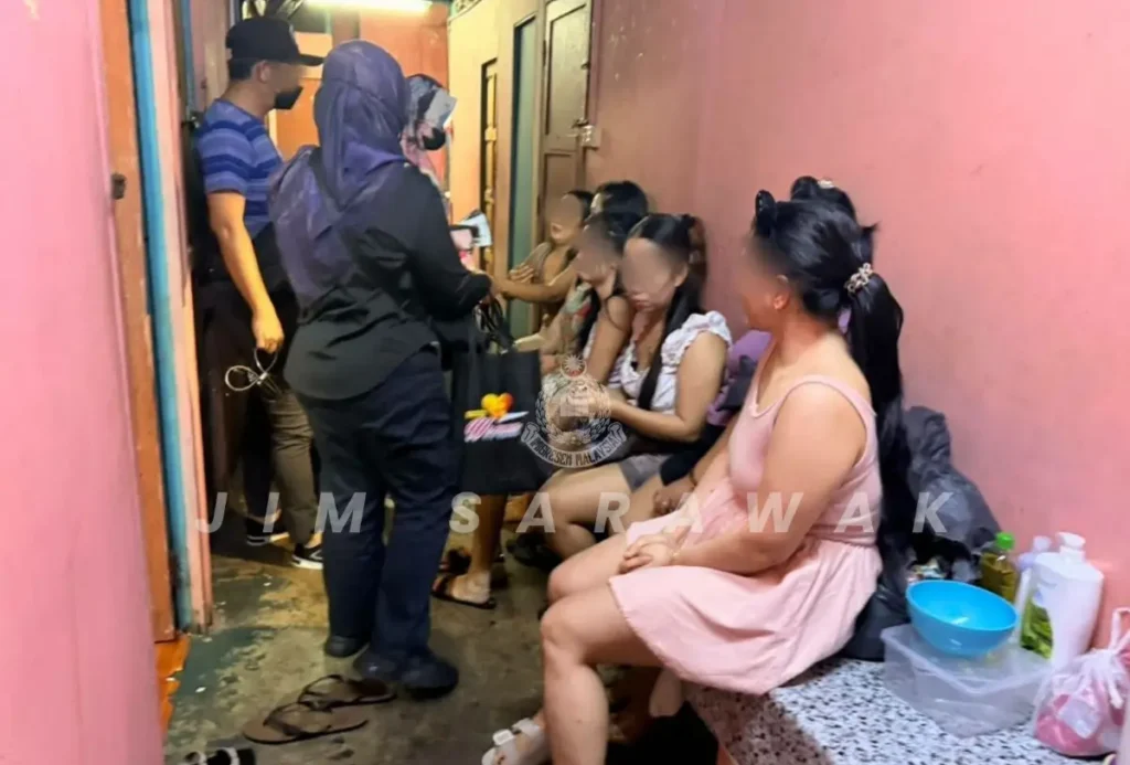 Petugas Imigrasi Sarawak melakukan pemeriksaan dalam razia kamar sewa di Bintulu yang menjaring 23 warga negara Indonesia. (Foto: JIM Sarawak)