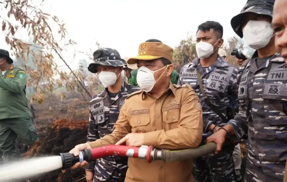 Gubernur Kalimantan Barat Ria Norsan mendorong pemerataan bantuan penanganan karhutla untuk 14 kabupaten/kota di Kalbar.