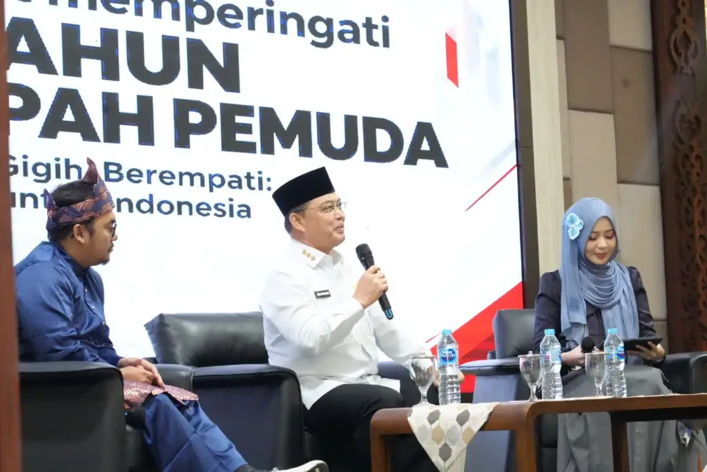 Gubernur Kalimantan Barat Ria Norsan memimpin upacara peringatan Hari Sumpah Pemuda ke-98 di Aula Garuda, Kantor Gubernur Kalbar, Pontianak.