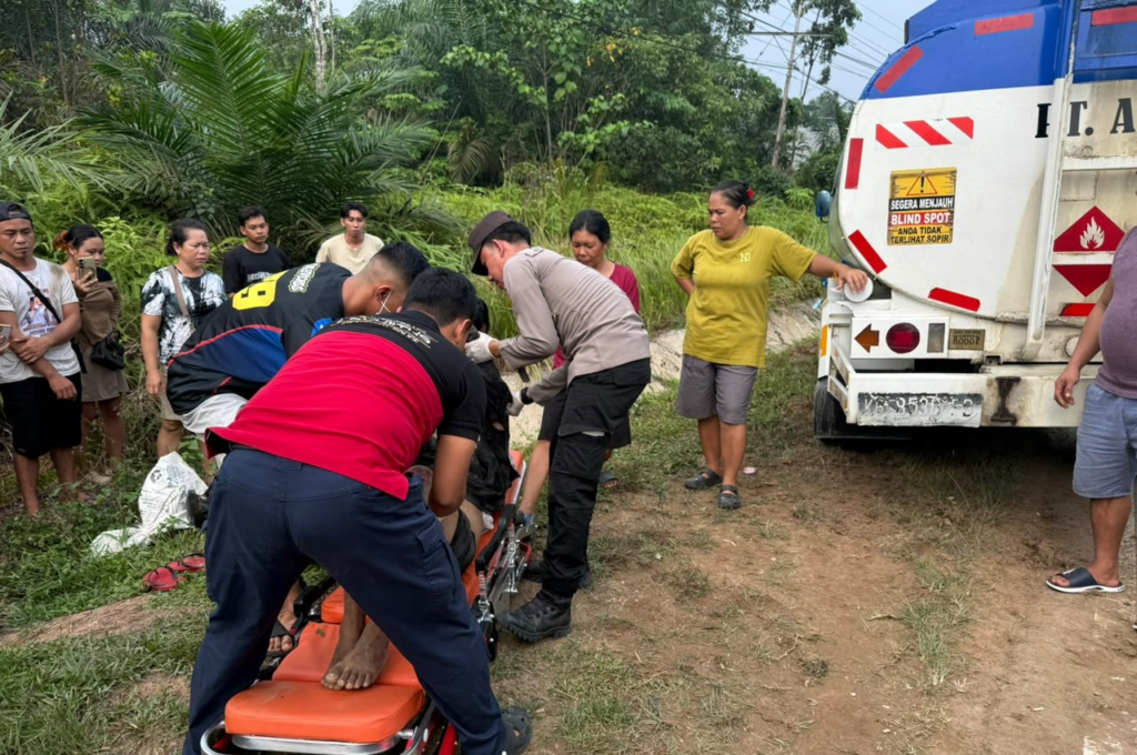 Evakuasi korban kecelakaan sepeda motor dan truk Colt Diesel di Jalan Raya Bodok–Sosok, Kecamatan Parindu, Kabupaten Sanggau. (Res-Sgu)