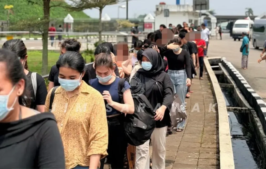 Proses pemulangan 49 WNI yang dideportasi dari Sarawak melalui perbatasan Tebedu–Entikong, Kalimantan Barat. (Foto: JIM Sarawak)
