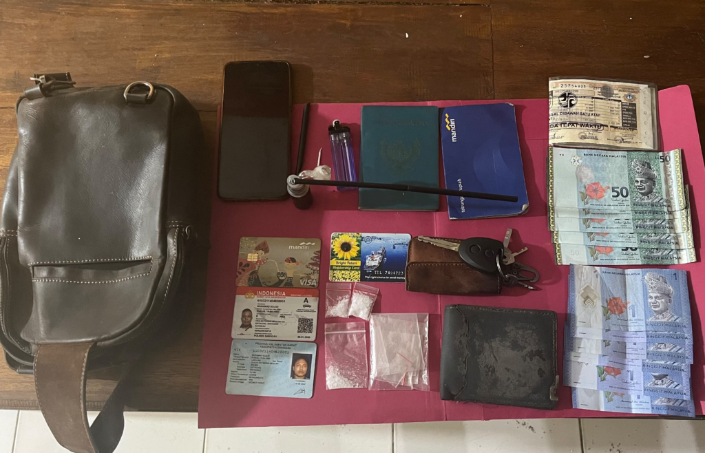 Polisi mengamankan barang bukti sabu dalam pengungkapan dugaan peredaran narkoba di Kembayan, Sanggau. (Foto: Res-Sgu)