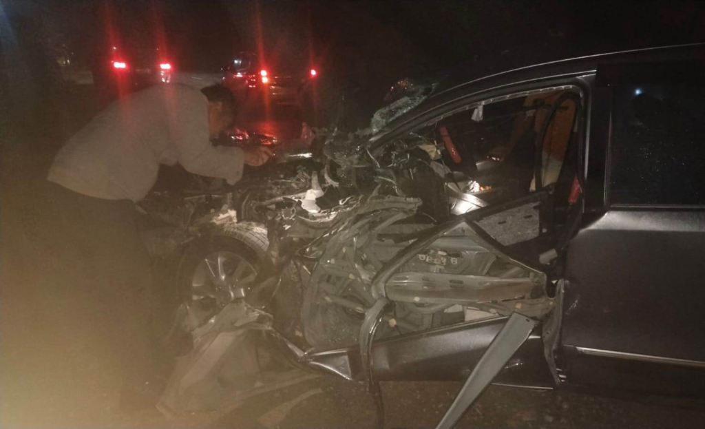 Kondisi minibus Nissan Grand Livina yang mengalami kerusakan berat setelah bertabrakan dengan truk tangki di Jalan Raya Beduai, Kabupaten Sanggau. (Res-Sgu)