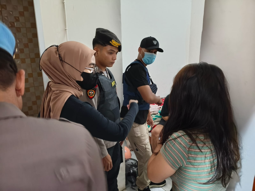 Tim gabungan Satresnarkoba Polres Sintang dan BNNK Sintang mengamankan barang bukti berupa 25 tablet diduga ekstasi, serbuk diduga sabu, timbangan digital, dan alat isap saat KRYD di salah satu penginapan di Kecamatan Sintang, Sabtu (17/10/2026). (Foto: Res-Sintang)