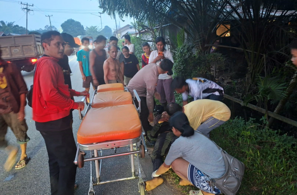 Petugas mengevakuasi korban kecelakaan maut di Simpang Manuk, Kecamatan Balai, Kabupaten Sanggau, menuju Puskesmas Batang Tarang. (Foto: Res-Sgu)