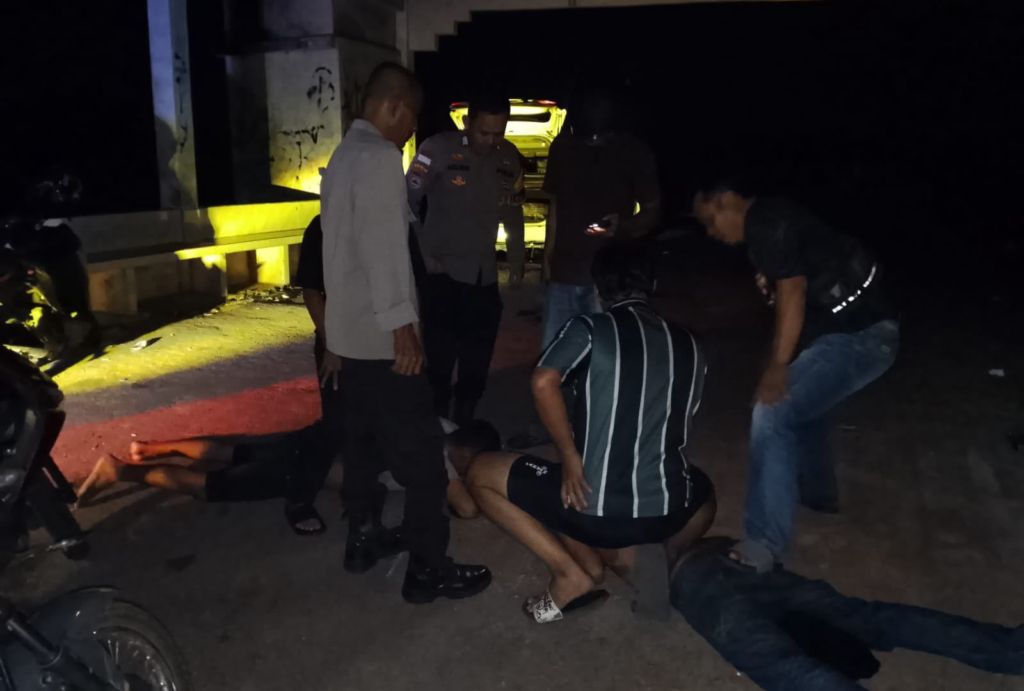 Polisi mengamankan dua terduga pelaku pembobolan gudang Shopee di Sanggau beserta barang bukti kendaraan dan alat yang disita. (Foto: Res-Sgu)