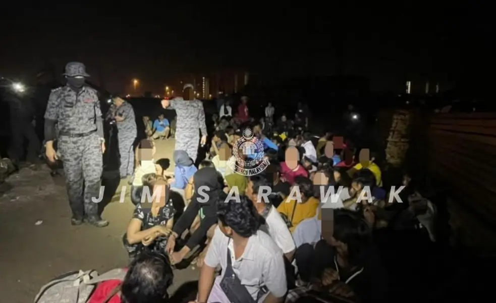 Petugas JIM Sarawak melakukan pemeriksaan terhadap WNI dalam operasi imigrasi di Kuching, Malaysia. (Foto: JIM Sarawak)