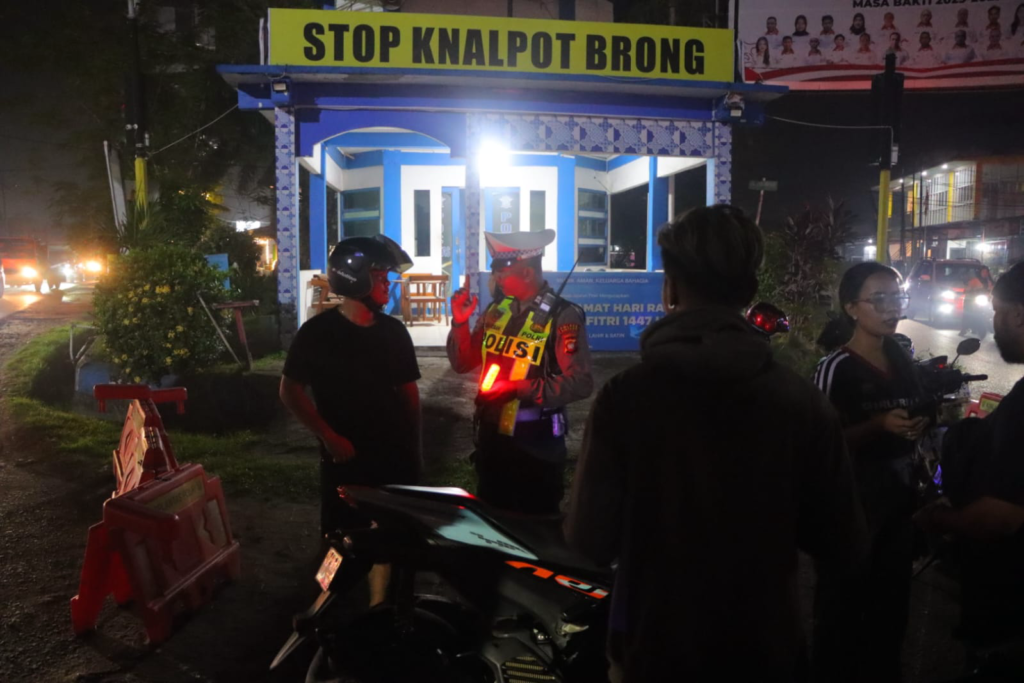 Polres Sintang menggelar razia malam dalam Operasi KRYD dan menertibkan 20 sepeda motor terkait knalpot brong serta pengendara tanpa helm, Sabtu (17/10/2026). (foto: res-Sintang)