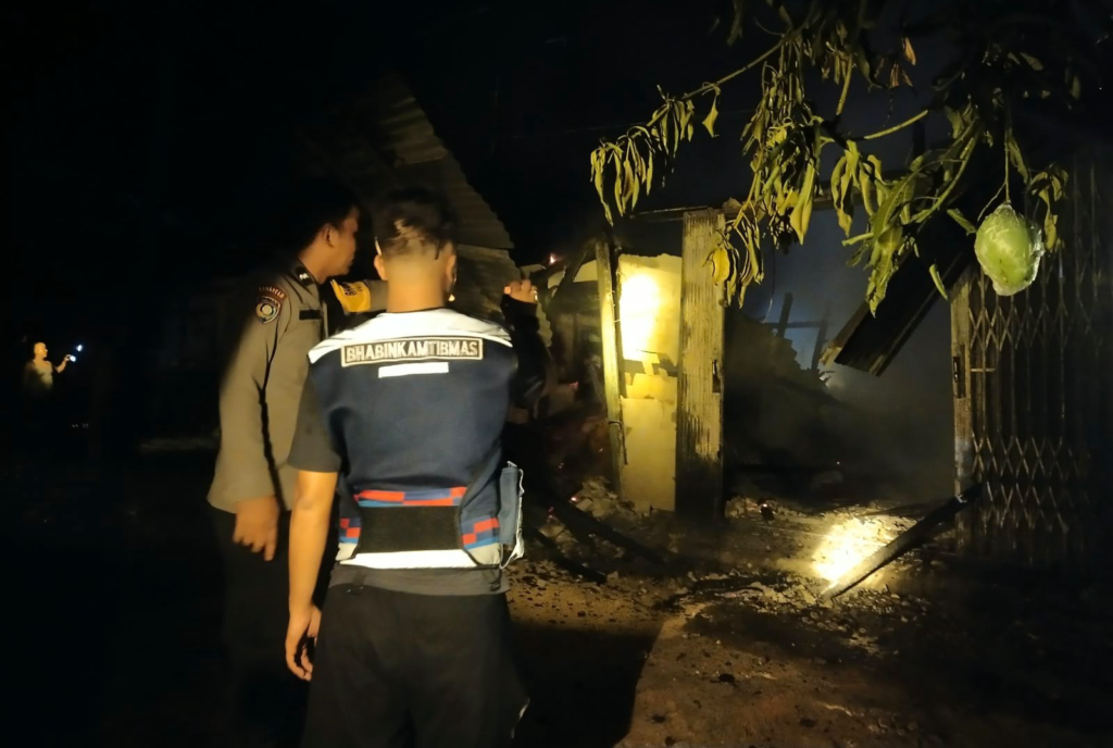 Kondisi rumah warga di Tayan Hulu, Sanggau, yang terbakar hingga sekitar 80 persen akibat dugaan korsleting listrik. (foto: Res-Sgu)