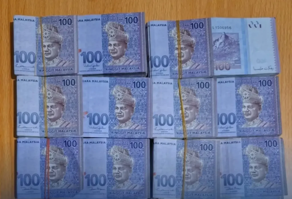 Uang Ringgit Malaysia senilai RM 90.000 yang diamankan Bea Cukai Sintete dalam penindakan pembawaan uang tunai tanpa laporan resmi di PLBN Aruk, Kabupaten Sambas. (Foto: Bea Cukai Sintete)