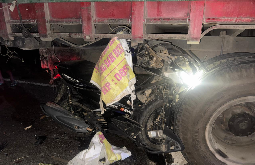 Kecelakaan maut di Jalan Raya Sungai Mawang, Kabupaten Sanggau, setelah sepeda motor menabrak truk Mitsubishi Fuso yang mogok pada Kamis malam. (Foto: Res-Sgu)