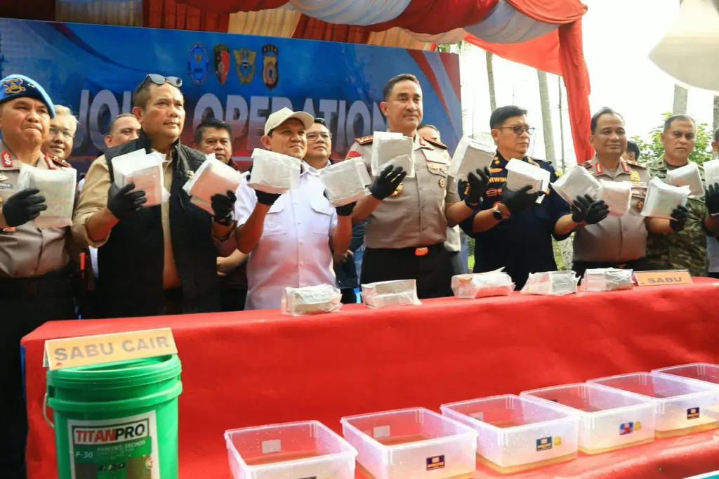 Petugas gabungan Polri, BNN, dan Bea Cukai mengungkap laboratorium sabu jaringan internasional di Pidie, Aceh, dengan barang bukti hampir 1,2 ton bruto narkotika. (humas.polri.go.id)