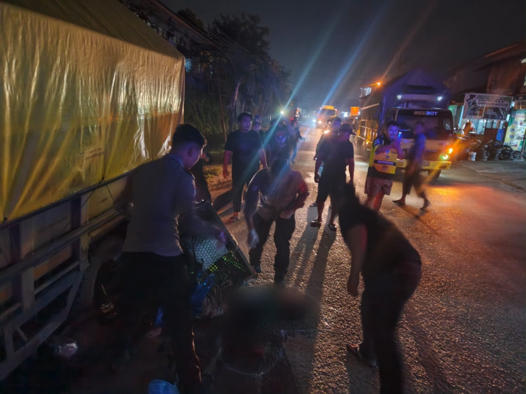 Kondisi sepeda motor Honda Beat dan truk yang terlibat tabrakan maut di Jalan Merdeka Timur, Sekadau, Kamis dini hari. (Foto: Res-Sekadau)