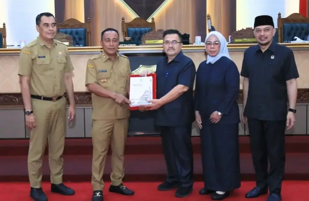 Wakil Gubernur Kalimantan Barat Krisantus Kurniawan menyampaikan Nota Penjelasan Ranperda APBD Kalbar 2027 dalam Rapat Paripurna DPRD Kalbar di Pontianak.