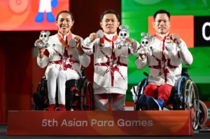 Tim para-powerlifting Indonesia yang terdiri dari Abdul Hadi, Ni Nengah Widiasih, dan Hilman meraih medali perak nomor beregu campuran pada Asian Para Games 2026 di Jepang. (instagram.com/abdulhadi0694)