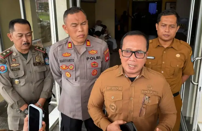 Bupati Kubu Raya Sujiwo meminta Pertamina mengatasi antrean panjang BBM di sejumlah SPBU serta memperketat pengawasan distribusi agar pasokan tetap tersedia bagi masyarakat. (Foto: Prokopim KKR)