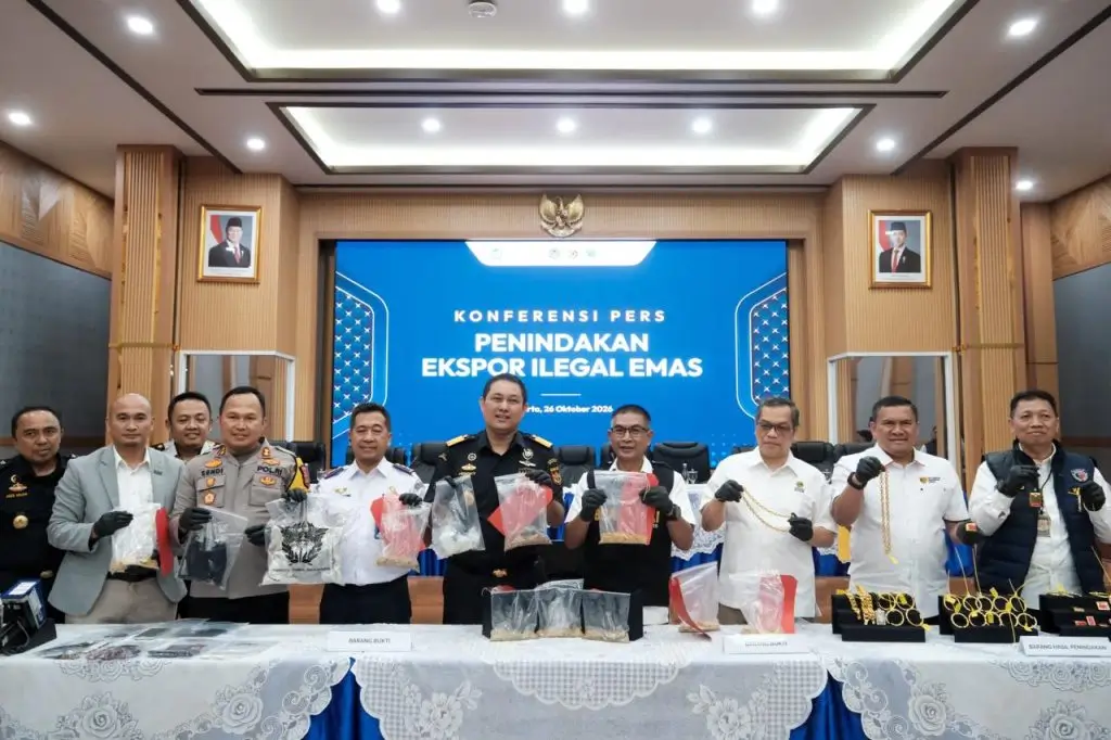 Petugas Bea Cukai mengamankan barang bukti emas dalam pengungkapan dugaan penyelundupan di lima bandara internasional Indonesia. (Dok. Bea Cukai)