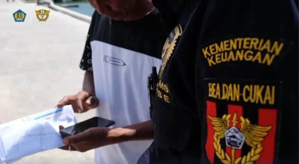 Petugas gabungan mengamankan tujuh koli pakaian bekas dan 21 botol minuman mengandung etil alkohol yang ditemukan di jalur tidak resmi perbatasan Entikong, Kabupaten Sanggau. (Foto: Bea Cukai)