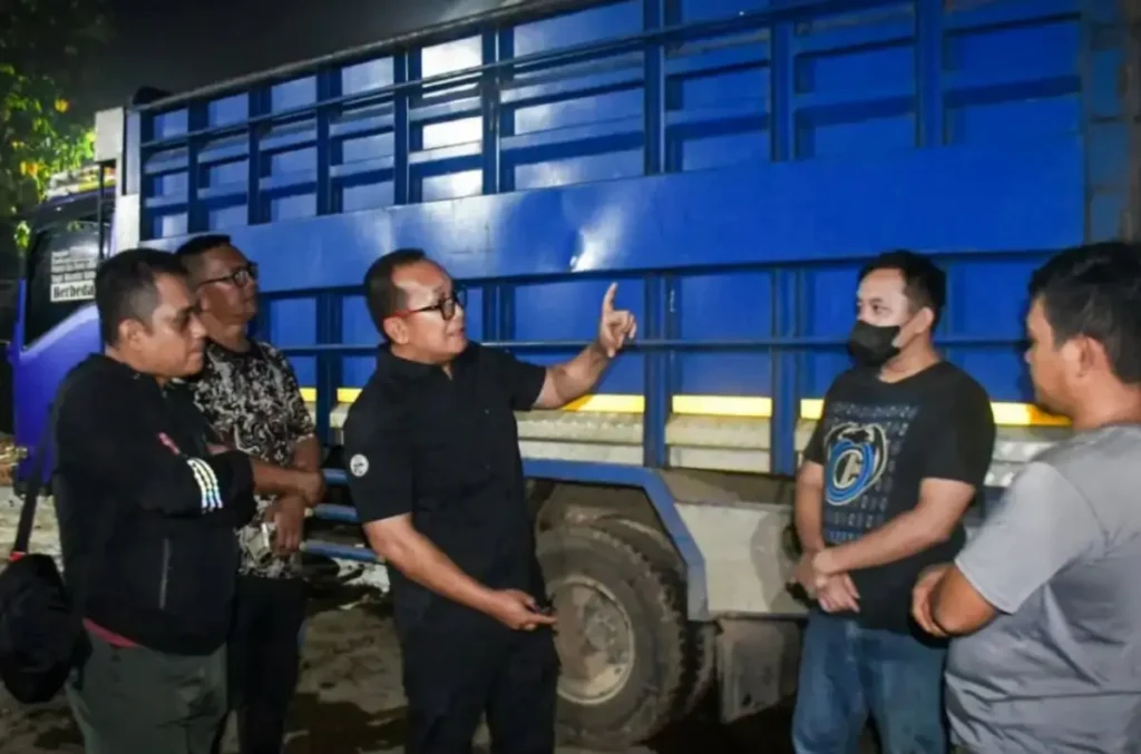 Bupati Kubu Raya Sujiwo melakukan sidak terhadap truk pengangkut kelapa sawit bermuatan berlebih di jalan poros Desa Mega Timur, Kecamatan Kuala Mandor B, untuk mencegah kerusakan infrastruktur jalan. (Foto: Prokopim KKR)