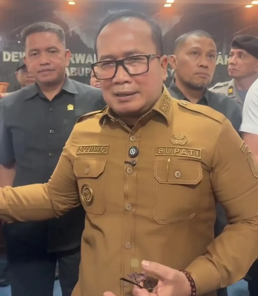 Bupati Kubu Raya Sujiwo saat memimpin audiensi bersama DPRD Kubu Raya dan perwakilan massa aksi terkait pembatalan kenaikan tarif angkutan sungai rute Rasau Jaya–Batu Ampar, Senin (26/10/2026).