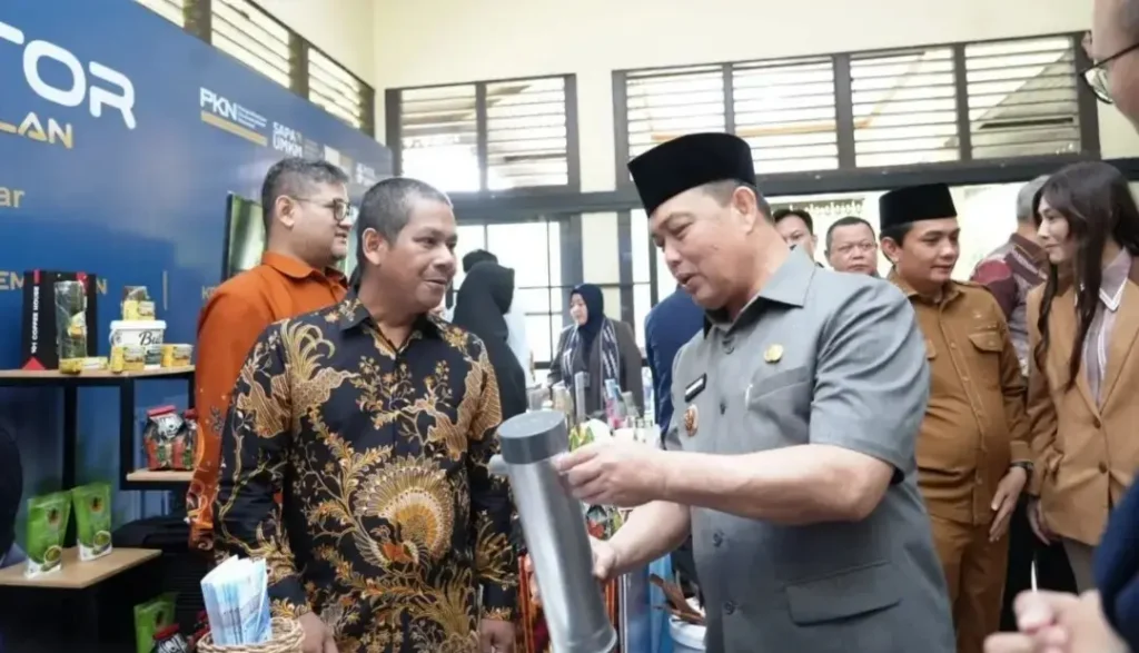 Gubernur Kalbar Ria Norsan membuka Bursa Wirausaha Unggulan 2026 di Auditorium Universitas Tanjungpura, Pontianak, untuk mendorong UMKM Kalbar naik kelas dan meningkatkan daya saing usaha.