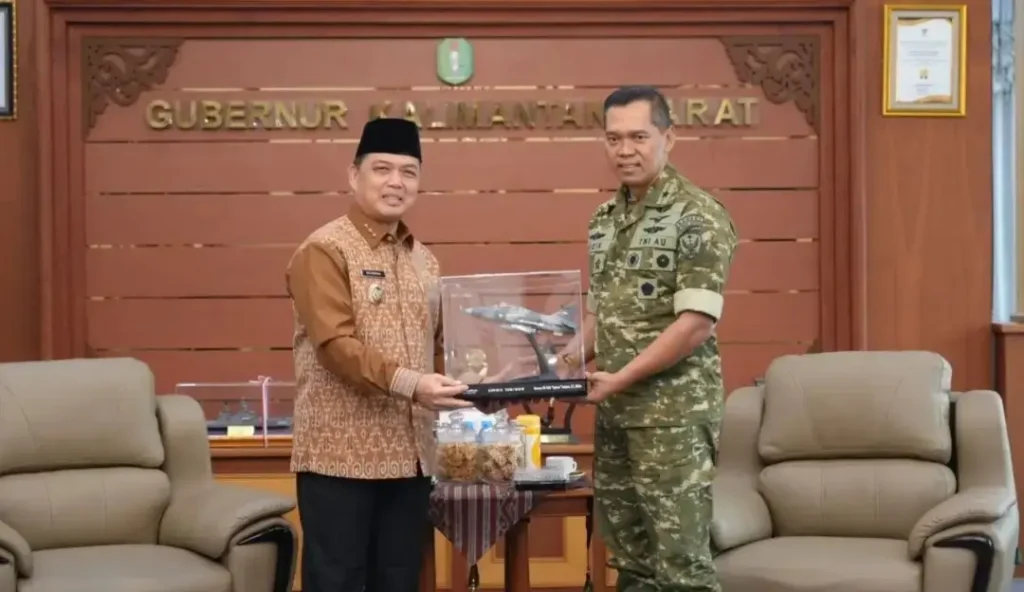 Gubernur Kalimantan Barat Ria Norsan menerima kunjungan pamit Danlanud Supadio Marsma TNI Sidik Setiyono di ruang kerjanya, Pontianak, Jumat (9/10/2026).
