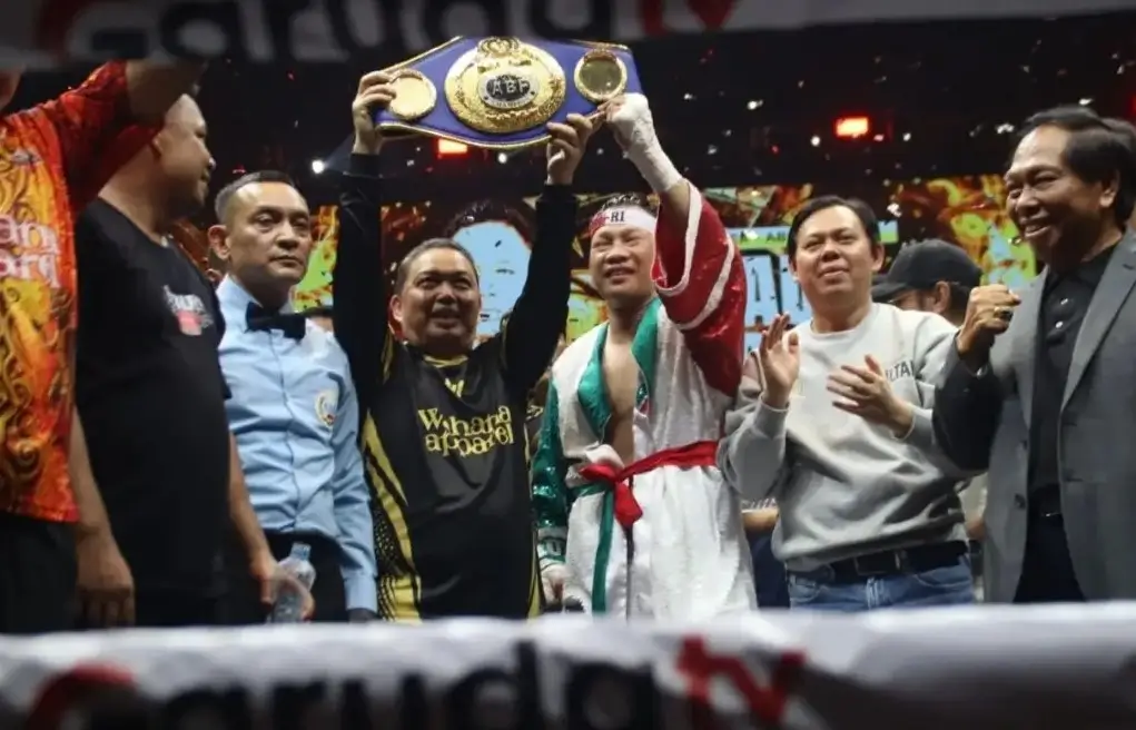 Petinju Kalimantan Barat Daud “Cino” Yordan berhasil mengalahkan petinju Filipina Adore Torres dalam laga Back to Champion 2026 dan mengamankan sabuk juara ABF Diamond kelas Super Welterweight di GOR Terpadu Pangsuma, Pontianak, Sabtu (10/10/2026) malam.