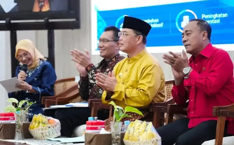 Gubernur Kalbar Ria Norsan memimpin pertemuan bersama Wakil Gubernur Krisantus Kurniawan, BPS, dan Bank Indonesia membahas pertumbuhan ekonomi daerah.