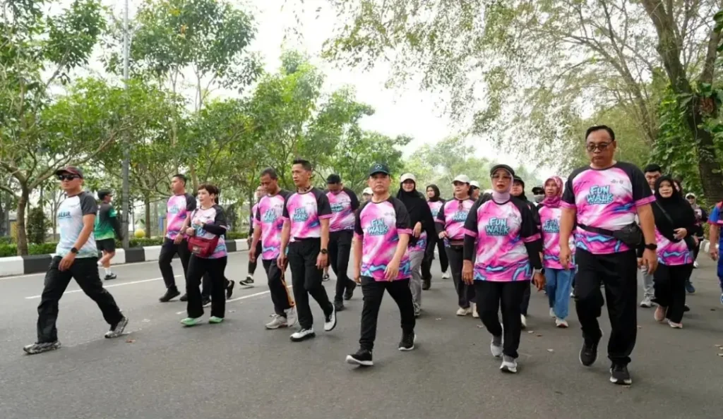 Gubernur Kalimantan Barat Ria Norsan didampingi Ketua TP PKK Kalbar Erlina Ria Norsan melepas peserta Fun Walk dan West Borneo Run Fest 2026 di GOR Sultan Syarif Abdurrahman, Pontianak.