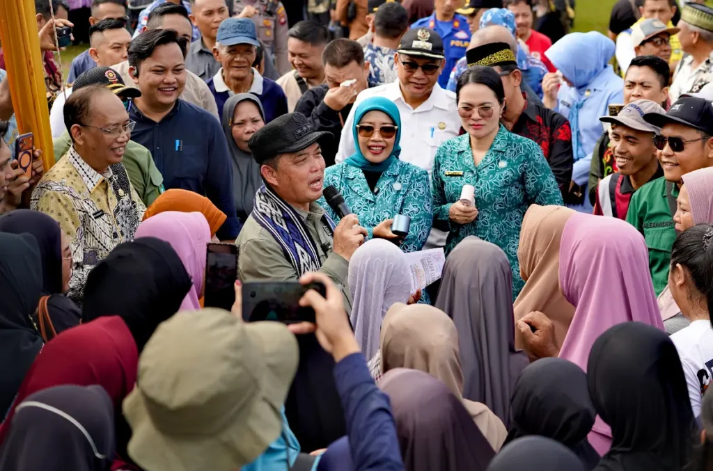 Gubernur Kalimantan Barat Ria Norsan menyerahkan bantuan kepada warga dalam kegiatan Gema Membangun Desa ke-5 di Desa Karimunting, Bengkayang.