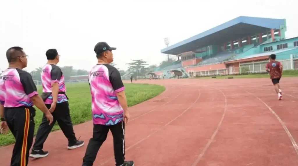 Gubernur Kalimantan Barat Ria Norsan meninjau kondisi fasilitas GOR Sultan Syarif Abdurrahman (SSA) Pontianak untuk persiapan renovasi bertahap mulai 2027.