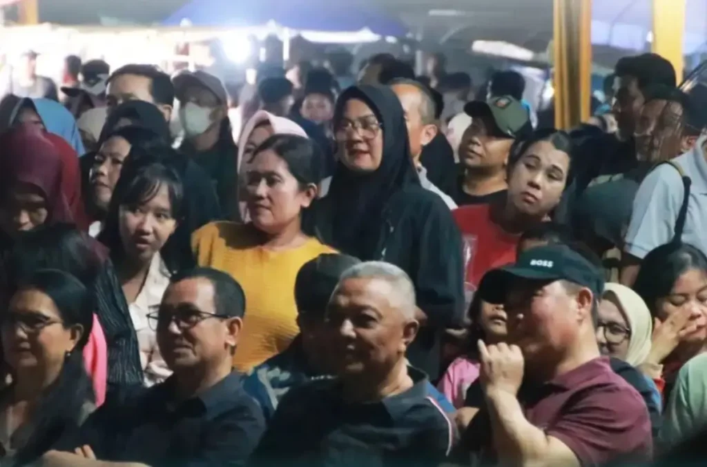 Ribuan warga memadati malam hiburan Gema Membangun Desa di Lapangan Bola Gamora, Desa Karimunting, Bengkayang, dengan penampilan Weni DA. (Foto: Diskominfo BKY)