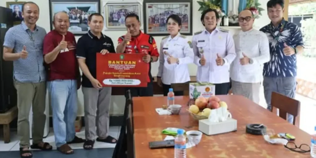 Wakil Gubernur Kalbar Krisantus Kurniawan menyerahkan bantuan hibah Rp1 miliar untuk Gereja Katolik Paroki Santo Fransiskus Asisi di Singkawang.