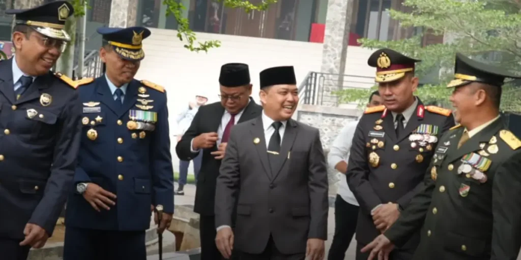 Gubernur Kalimantan Barat Ria Norsan menghadiri Apel Besar HUT ke-81 TNI di Makodam XII/Tanjungpura, Kabupaten Kubu Raya.