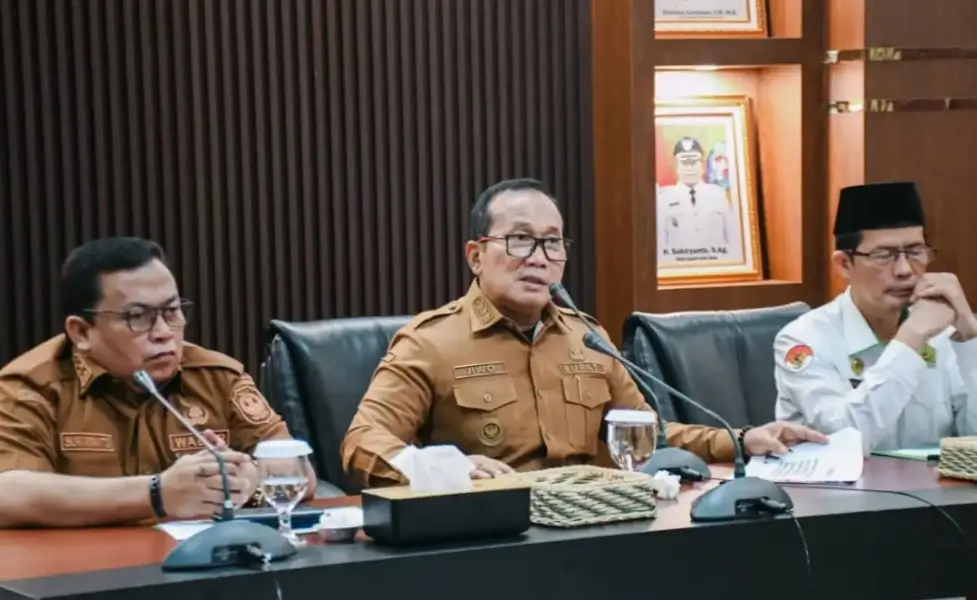 Bupati Kubu Raya Sujiwo bersama FKPP dan pimpinan pondok pesantren membahas persiapan Hari Santri Nasional 2026 yang seluruh anggarannya ditanggung APBD. (Foto: Prokopim KKR)