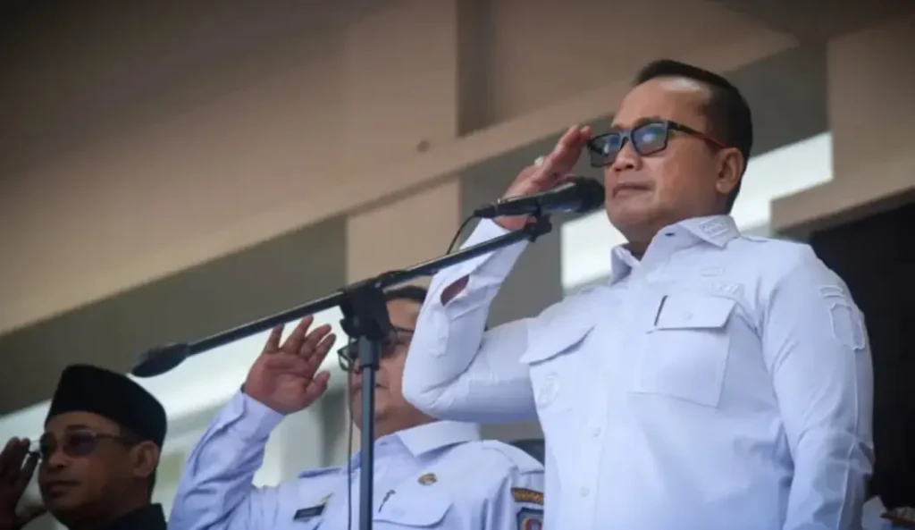 Bupati Kubu Raya Sujiwo memimpin upacara Hari Sumpah Pemuda ke-98 di halaman Kantor Bupati Kubu Raya. (foto: Prokopim KKR)