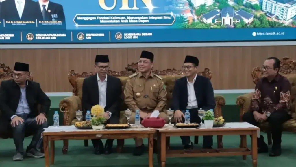 Gubernur Kalimantan Barat Ria Norsan menghadiri agenda alih status IAIN Pontianak menjadi UIN untuk memperluas akses pendidikan tinggi dan meningkatkan kualitas sumber daya manusia di Kalbar.