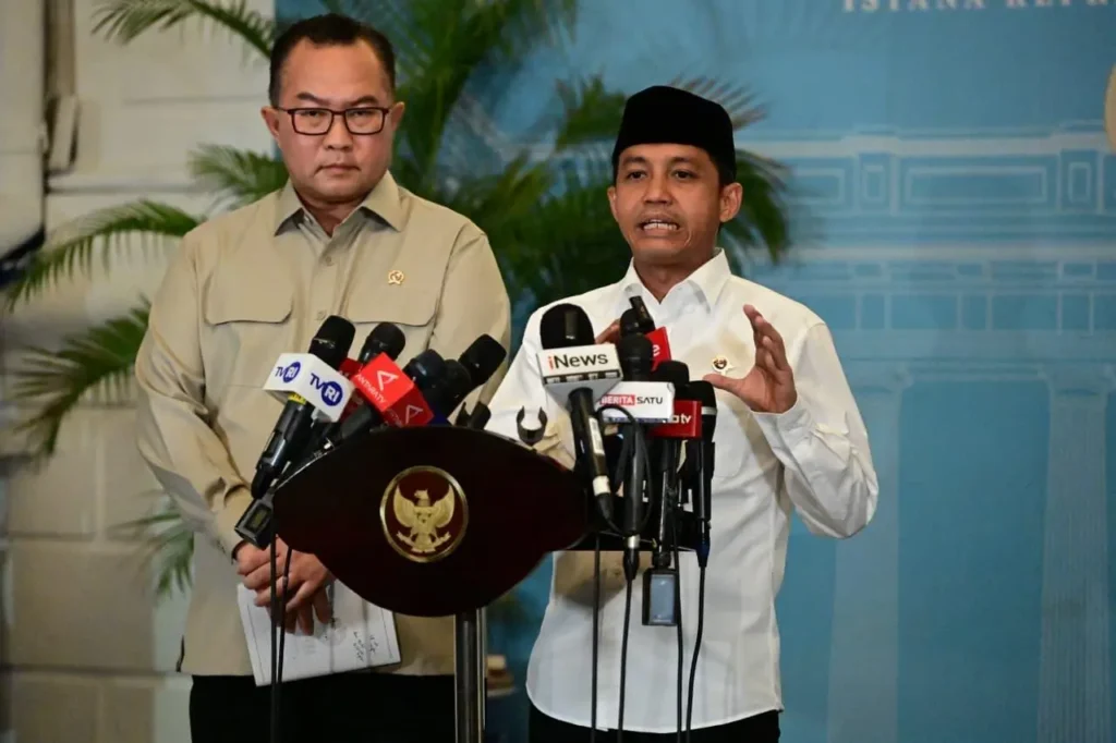 Menteri Kehutanan Raja Juli Antoni mengumumkan pembekuan izin enam perusahaan terkait karhutla di Kalimantan Tengah. (Foto: Setpres RI)
