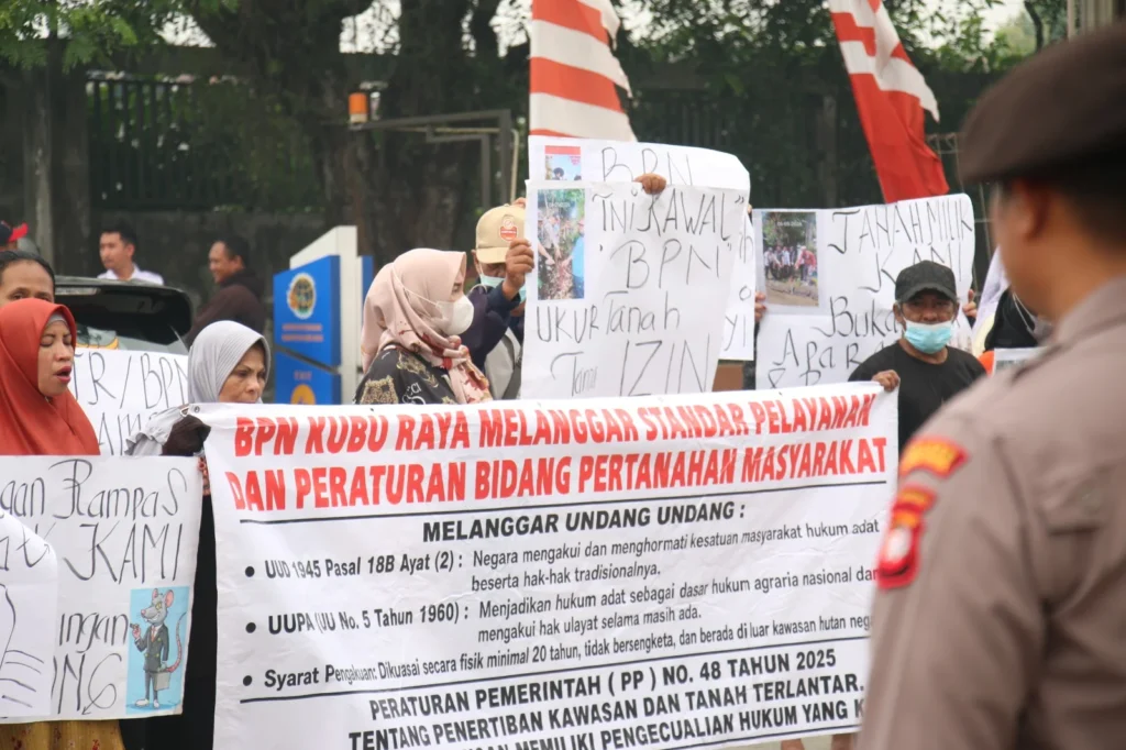 Puluhan warga menyampaikan aspirasi terkait sertifikat dan kepemilikan lahan di Kantor ATR/BPN Kubu Raya. (Foto: Res-KKR)