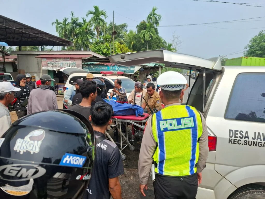 Kecelakaan tiga kendaraan di Jalan Raya Trans Kalimantan KM 22 Kubu Raya yang menyebabkan remaja 16 tahun meninggal dunia. (Foto: Res-KKR)