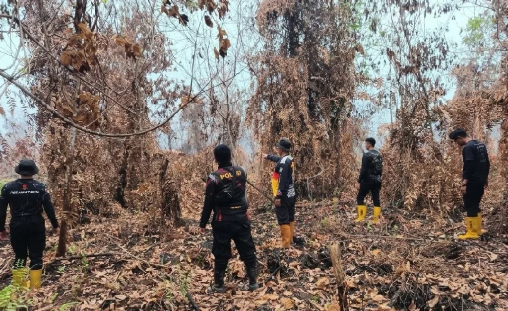 Polisi melakukan patroli dan memantau kawasan rawan karhutla di Kubu Raya. (Foto: Res-KKR)