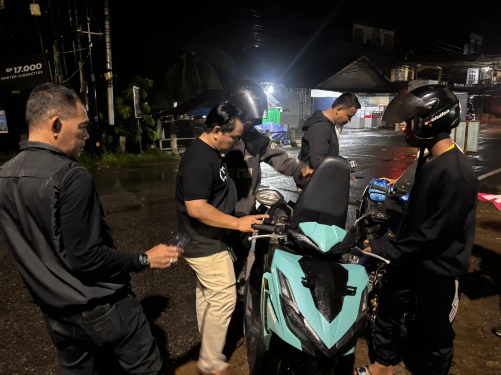 Personel gabungan Polsek Sungai Raya dan Polsek Rasau Jaya memeriksa kendaraan dalam razia malam di Desa Kuala Dua, Kabupaten Kubu Raya, untuk mencegah kriminalitas dan balap liar. (Foto: Res-KKR)