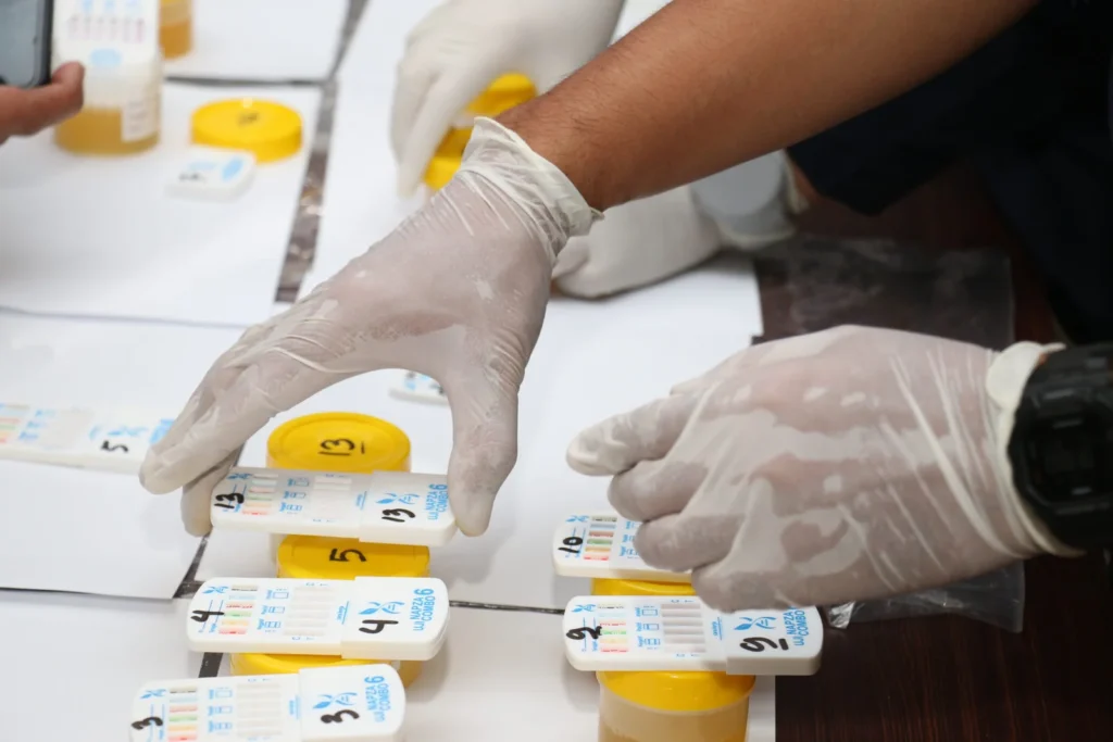 Personel Polres Kubu Raya menjalani tes urine dalam kegiatan Gaktibplin untuk mencegah penyalahgunaan narkoba. (Foto: Res-KKR)