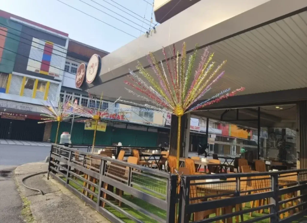 Umbul-umbul dipasang untuk menyemarakkan HUT ke-255 Kota Pontianak sepanjang Oktober 2026.