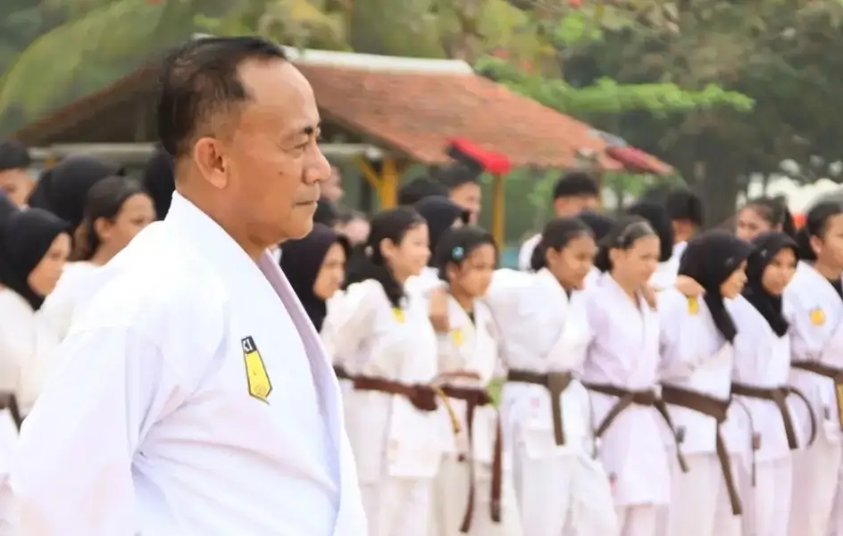 Krisantus Kurniawan menghadiri penyematan sabuk hitam dan ujian kenaikan tingkat karateka INKANAS Kalbar di Pantai Pak Lotay, Singkawang.