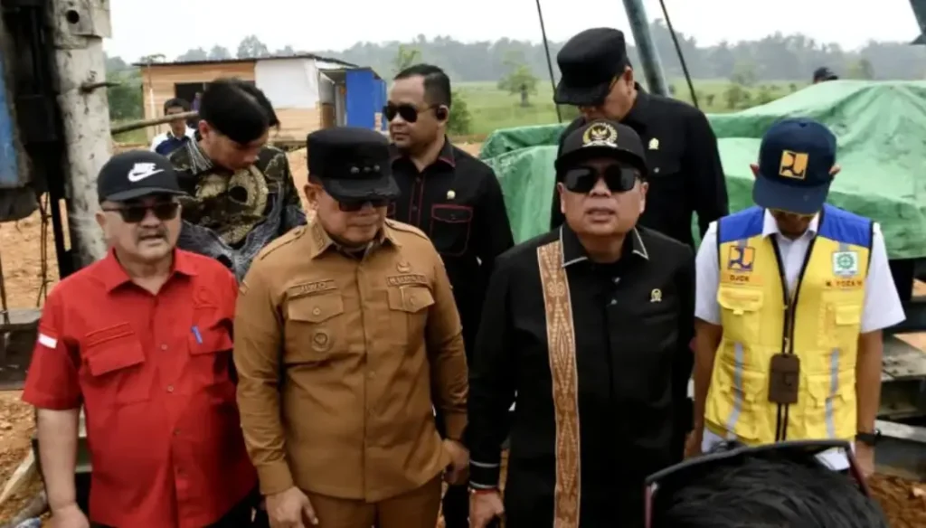 Bupati Kubu Raya Sujiwo dan Ketua Komisi V DPR RI Lasarus meninjau pembangunan IPA Arang Limbung untuk memperluas layanan air bersih bagi 8.000 rumah. (Foto: Prokopim KKR)