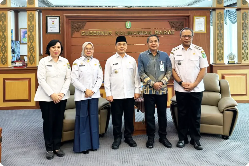 Gubernur Kalimantan Barat Ria Norsan menerima laporan kelolosan Kalbar sebagai salah satu dari 10 kandidat provinsi pada tahap wawancara Jamsostek Awards 2026 di ruang kerjanya, Pontianak.